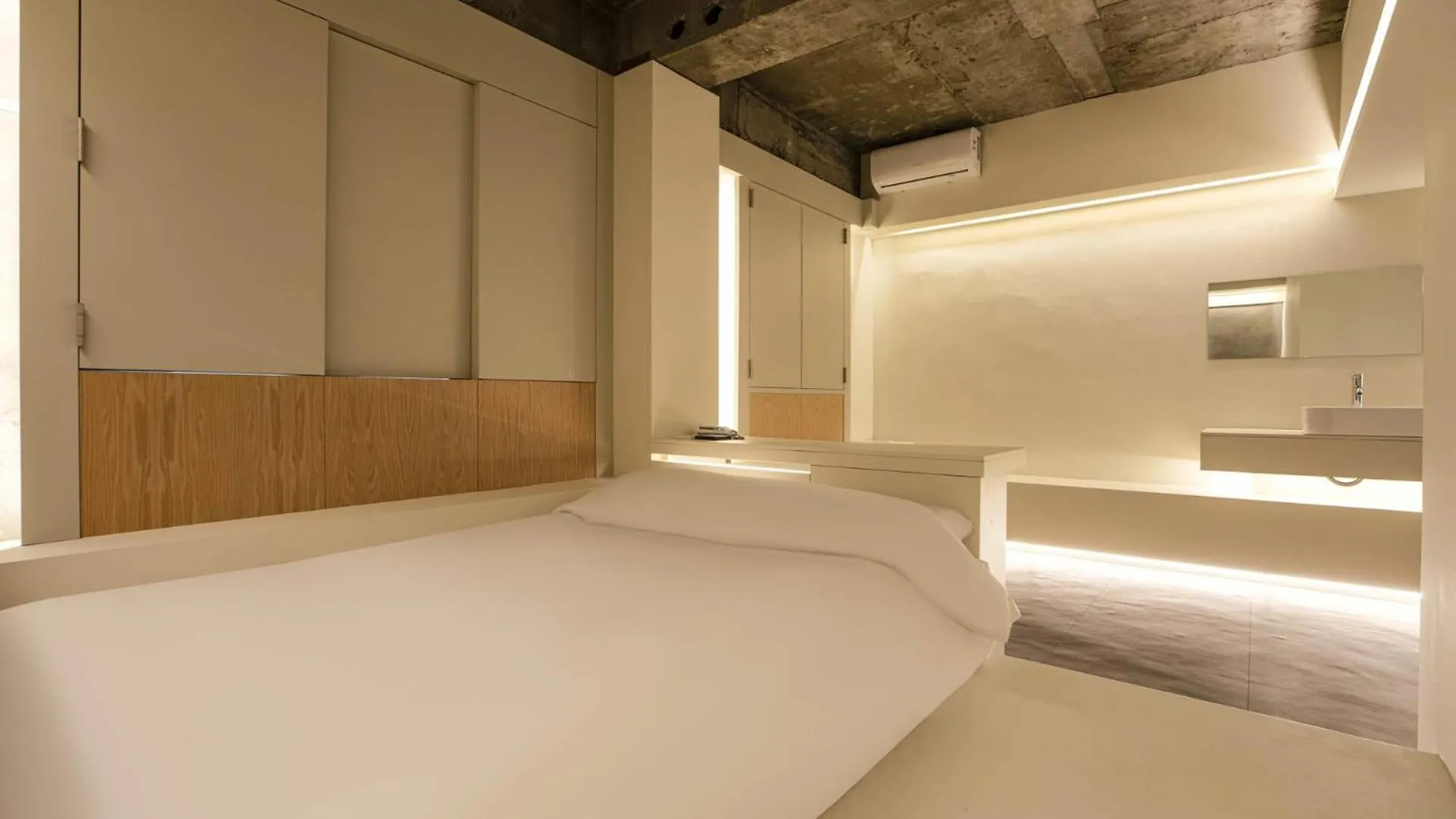 Ado Hotel Seoul 0*,